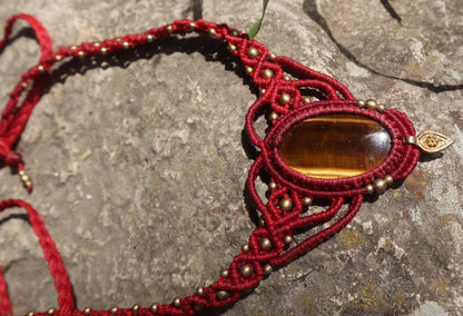 Rote Makramee Kette  mit Tigerauge