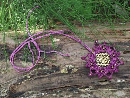 Sri Yantra Mandala Anhänger, Sri Yantra Halskette Makramee, Macrame Halskette, Heilige Geometrie, Devi, Göttin, Tantra, Mandalakette