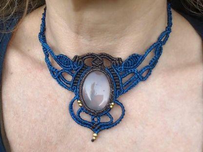 Makramee Collier mit Rosenquarz, blau mit braun