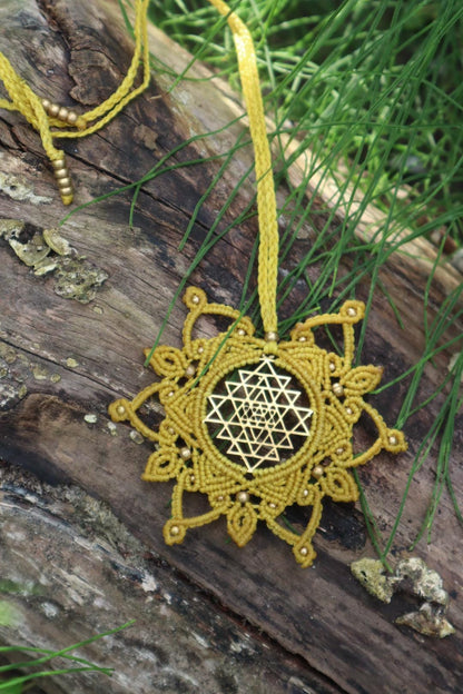 Sri Yantra Mandala Anhänger, Sri Yantra Halskette Makramee, Macrame Halskette, Heilige Geometrie, Devi, Göttin, Tantra, Mandalakette