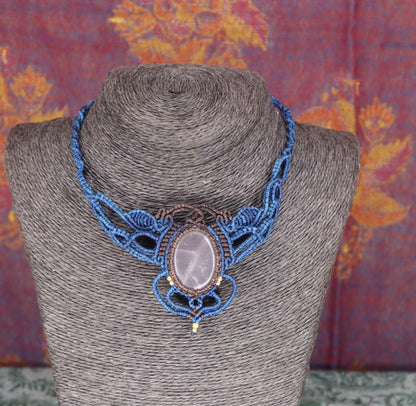 Makramee Collier mit Rosenquarz, blau mit braun