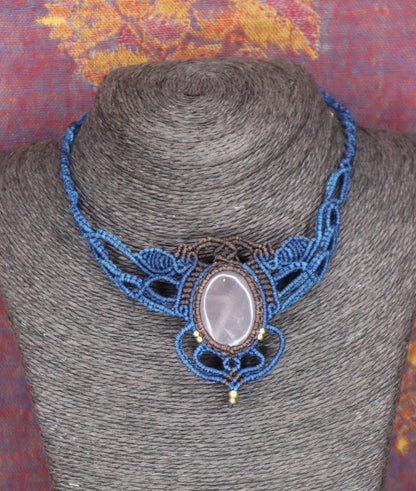 Makramee Collier mit Rosenquarz, blau mit braun