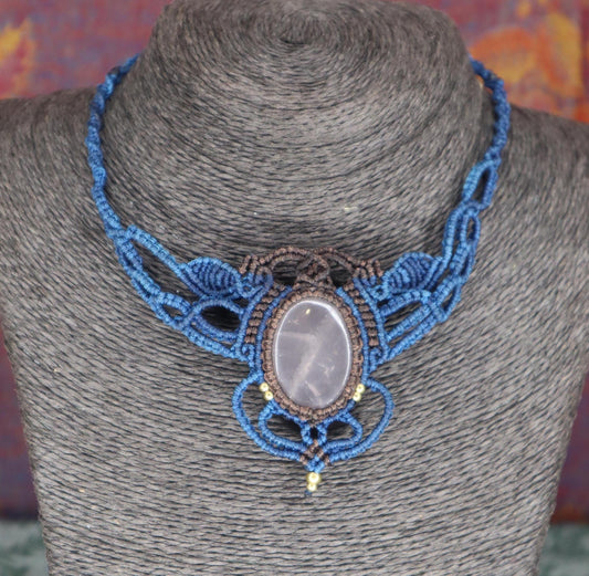Makramee Collier mit Rosenquarz, blau mit braun