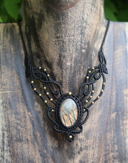 Schwarzes  Makramee Collier