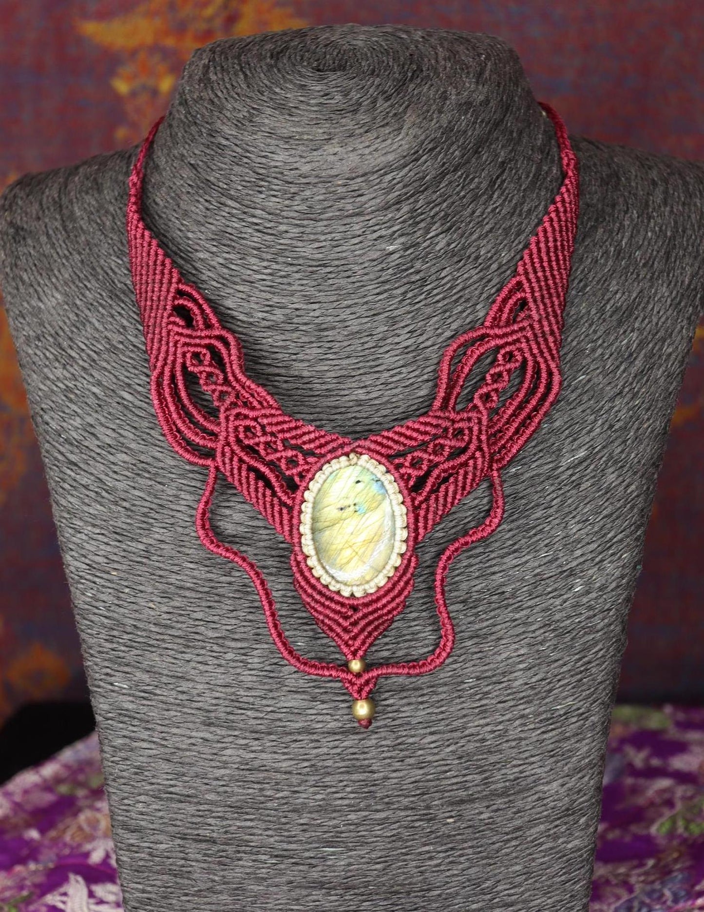 Dunkelrotes Makramee Collier mit Labradorit