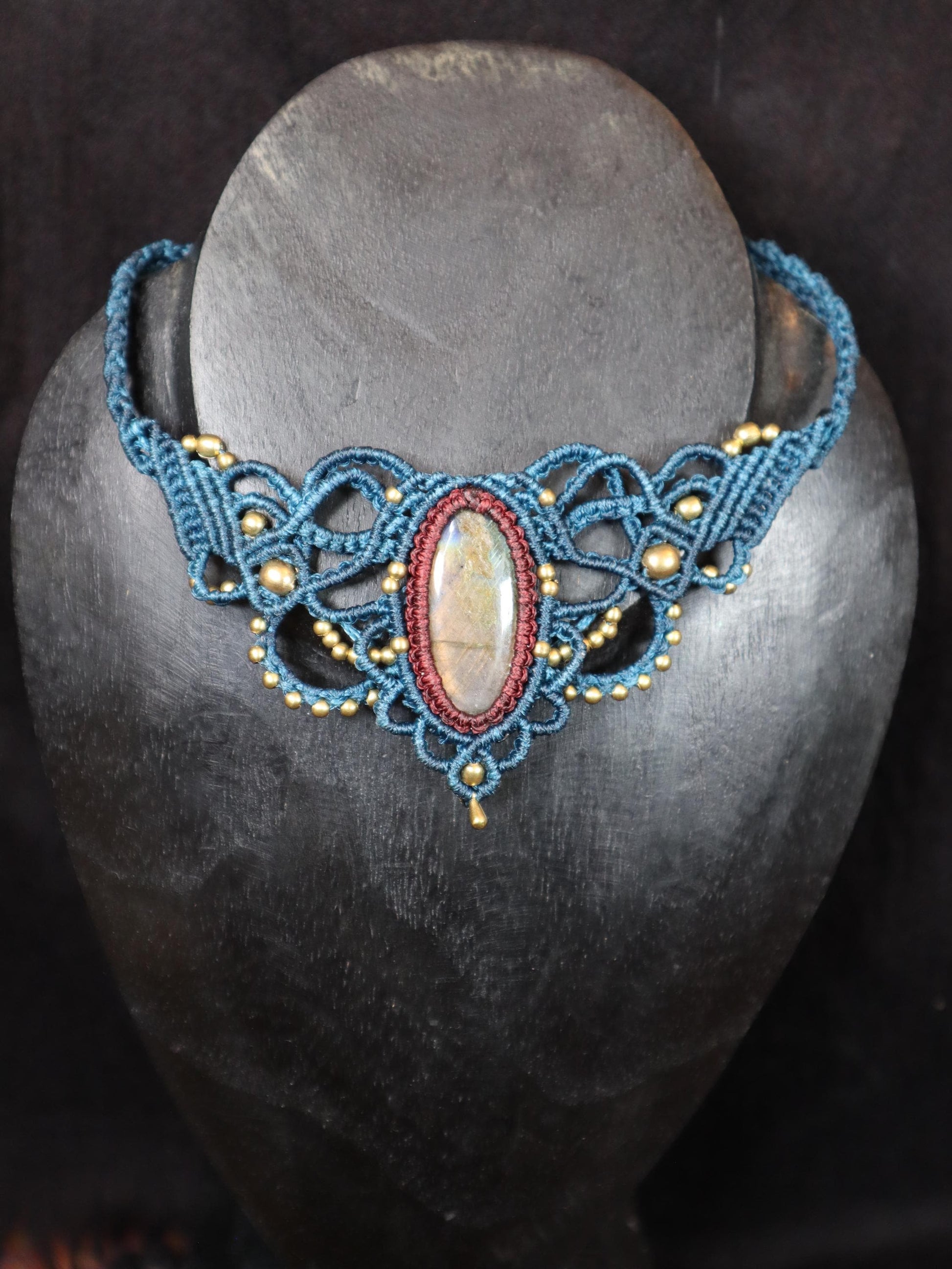 Blaues Makramee Collier mit weinrot gefassten Labradorit, handgearbeitete Kette, Heilstein, Fantasy, Feen, Choker