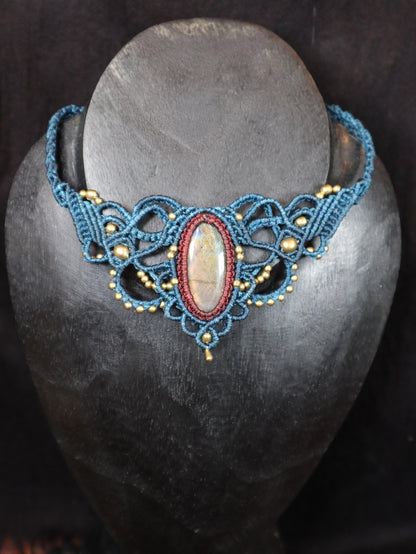 Blaues Makramee Collier mit weinrot gefassten Labradorit, handgearbeitete Kette, Heilstein, Fantasy, Feen, Choker