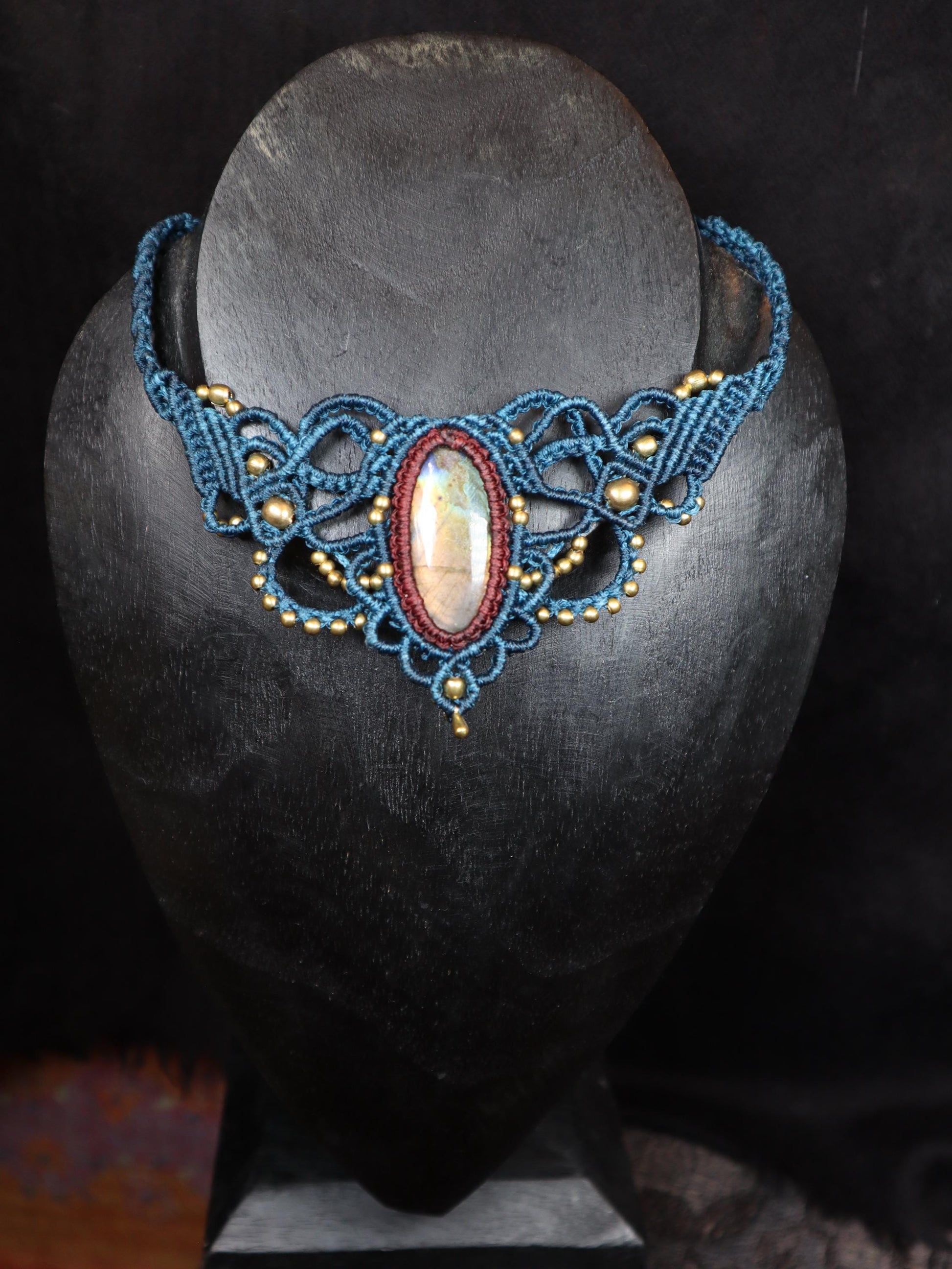 Blaues Makramee Collier mit weinrot gefassten Labradorit, handgearbeitete Kette, Heilstein, Fantasy, Feen, Choker