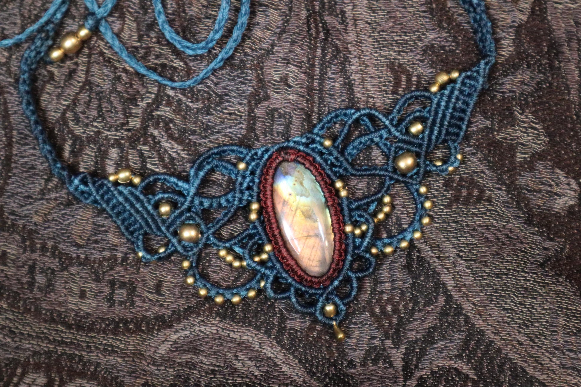 Blaues Makramee Collier mit weinrot gefassten Labradorit, handgearbeitete Kette, Heilstein, Fantasy, Feen, Choker