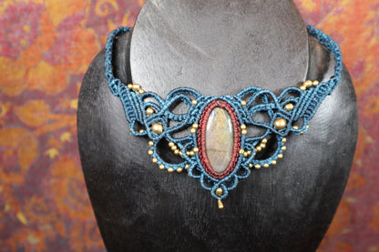 Blaues Makramee Collier mit weinrot gefassten Labradorit, handgearbeitete Kette, Heilstein, Fantasy, Feen, Choker