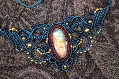 Blaues Makramee Collier mit weinrot gefassten Labradorit, handgearbeitete Kette, Heilstein, Fantasy, Feen, Choker