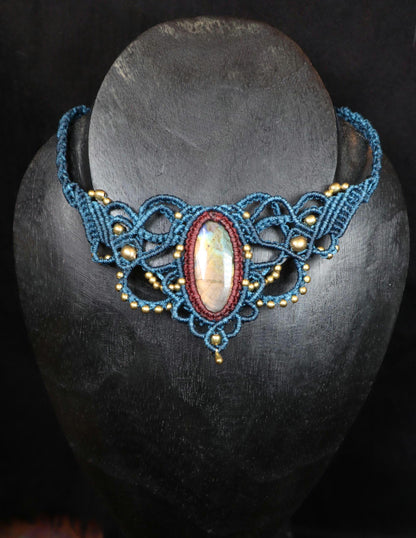 Blaues Makramee Collier mit weinrot gefassten Labradorit, handgearbeitete Kette, Heilstein, Fantasy, Feen, Choker