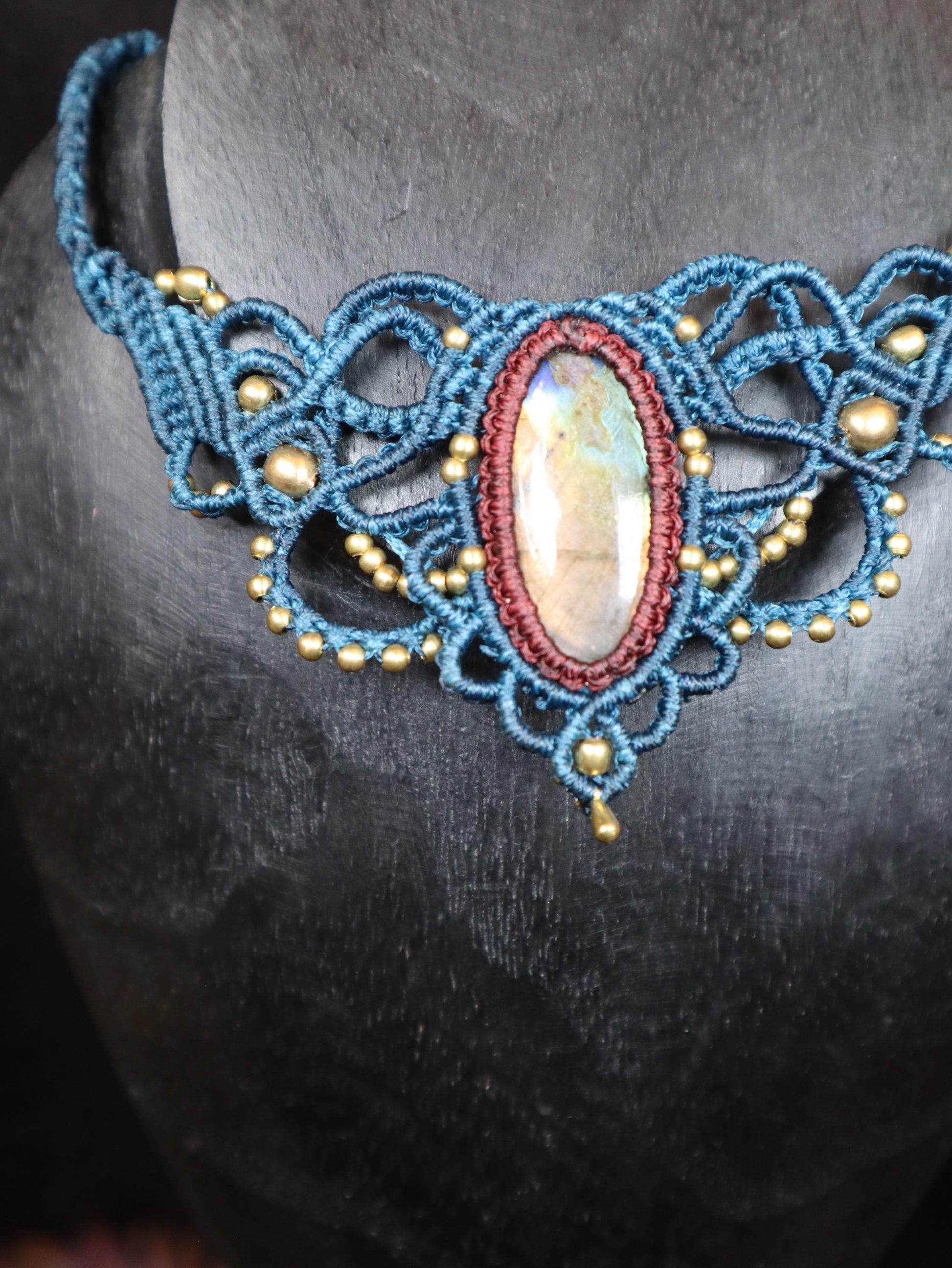 Blaues Makramee Collier mit weinrot gefassten Labradorit, handgearbeitete Kette, Heilstein, Fantasy, Feen, Choker