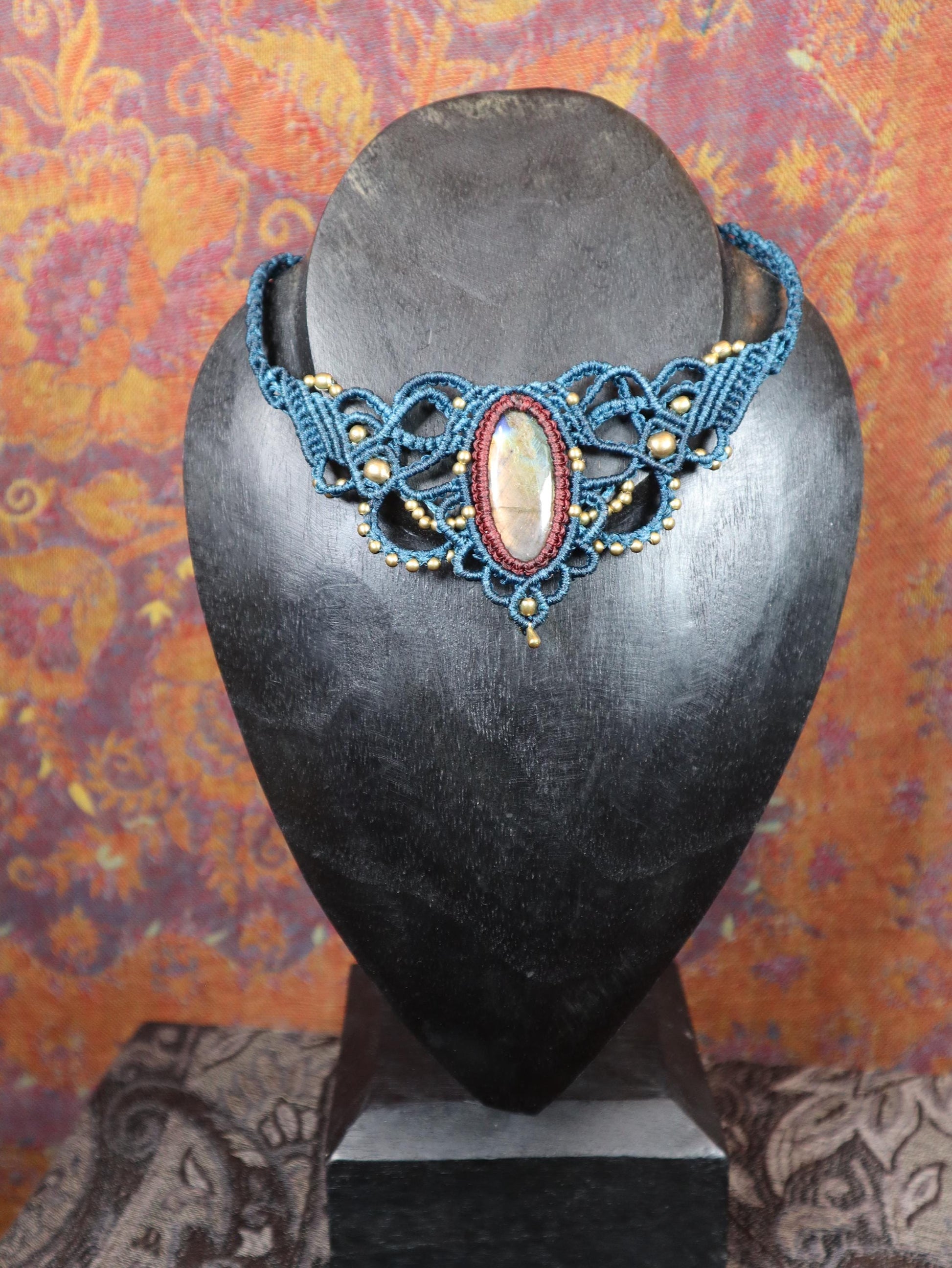 Blaues Makramee Collier mit weinrot gefassten Labradorit, handgearbeitete Kette, Heilstein, Fantasy, Feen, Choker