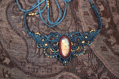 Blaues Makramee Collier mit weinrot gefassten Labradorit, handgearbeitete Kette, Heilstein, Fantasy, Feen, Choker