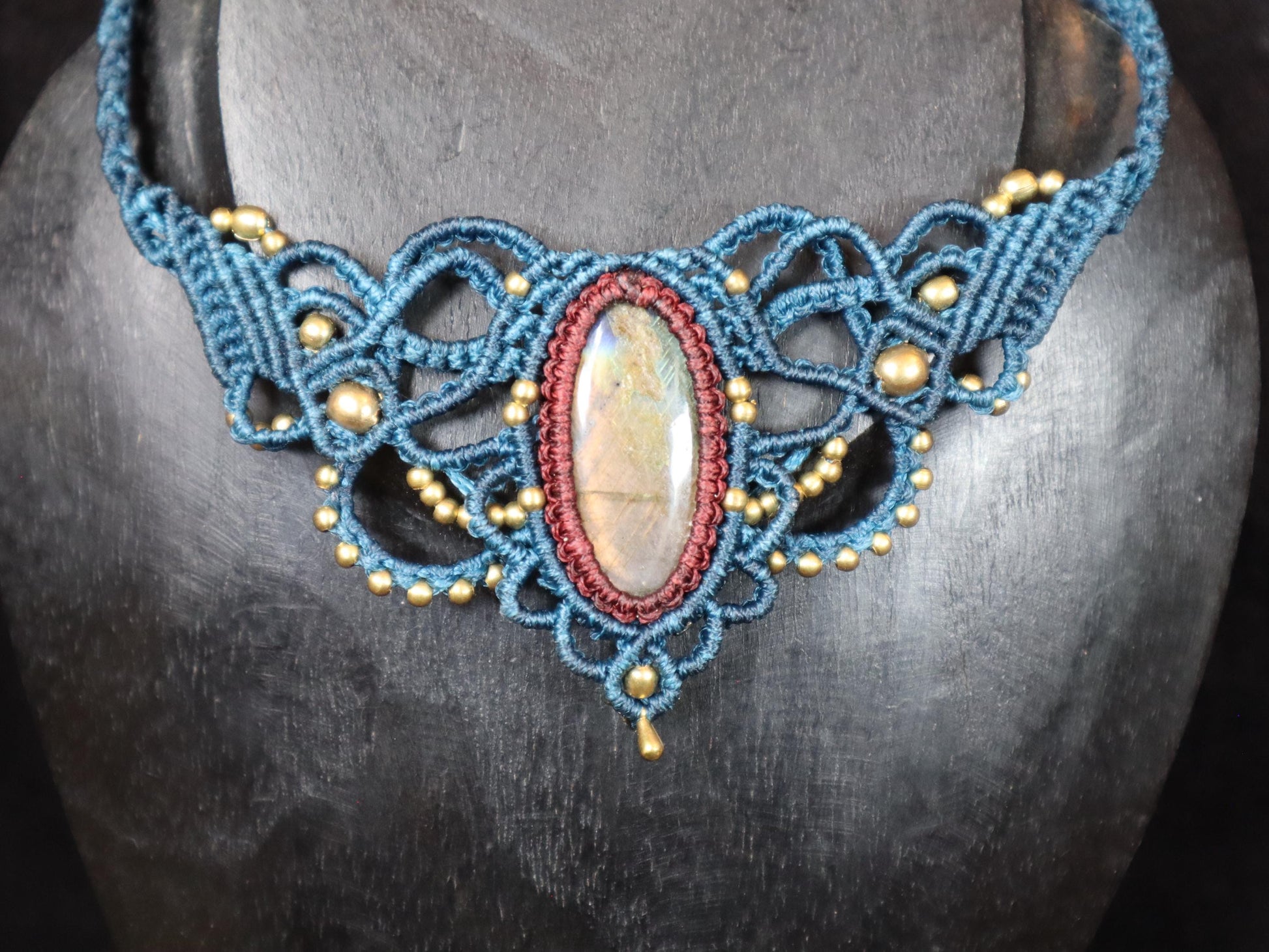 Blaues Makramee Collier mit weinrot gefassten Labradorit, handgearbeitete Kette, Heilstein, Fantasy, Feen, Choker