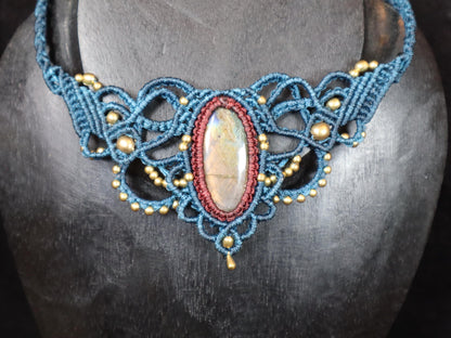 Blaues Makramee Collier mit weinrot gefassten Labradorit, handgearbeitete Kette, Heilstein, Fantasy, Feen, Choker