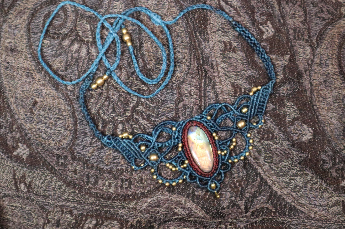 Blaues Makramee Collier mit weinrot gefassten Labradorit, handgearbeitete Kette, Heilstein, Fantasy, Feen, Choker