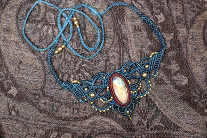 Blaues Makramee Collier mit weinrot gefassten Labradorit, handgearbeitete Kette, Heilstein, Fantasy, Feen, Choker