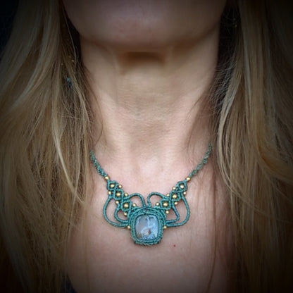 Türkises Makramee Collier mit Moosachat