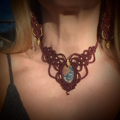Bordeauxfarbenes Makramee Collier mit Rhodonit
