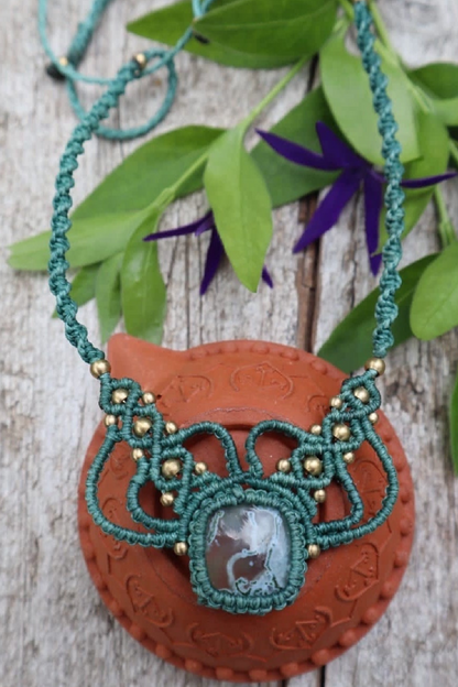 Türkises Makramee Collier mit Moosachat